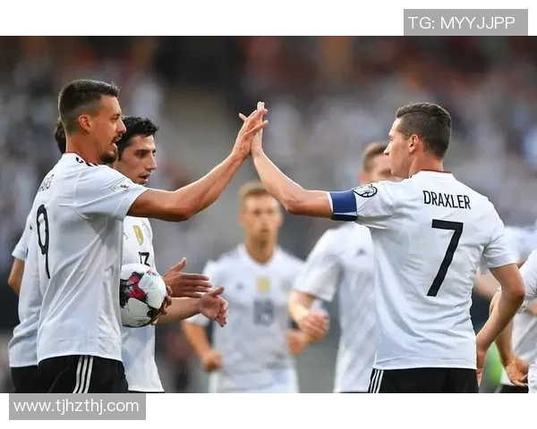 足球明星进球瞬间击掌庆祝的精彩瞬间图片合集